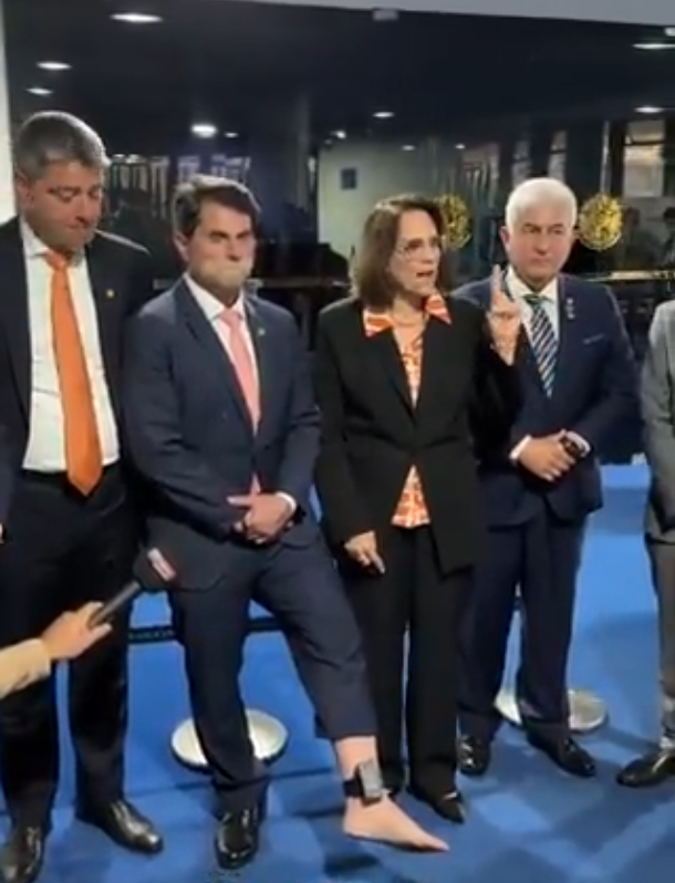Marcos do Val mostra tornozeleira com fita na boca