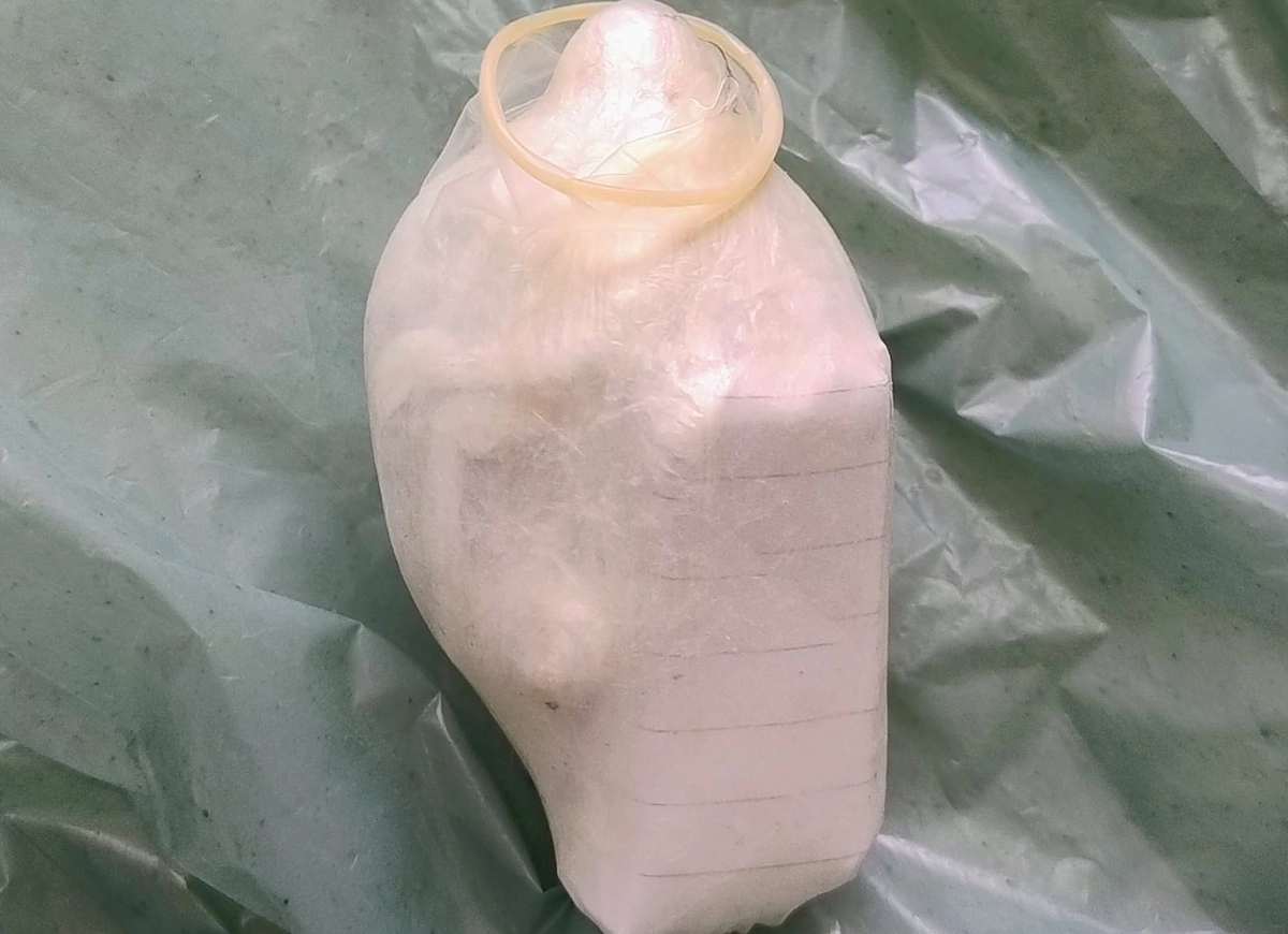 Material armazenado dentro de uma camisinha