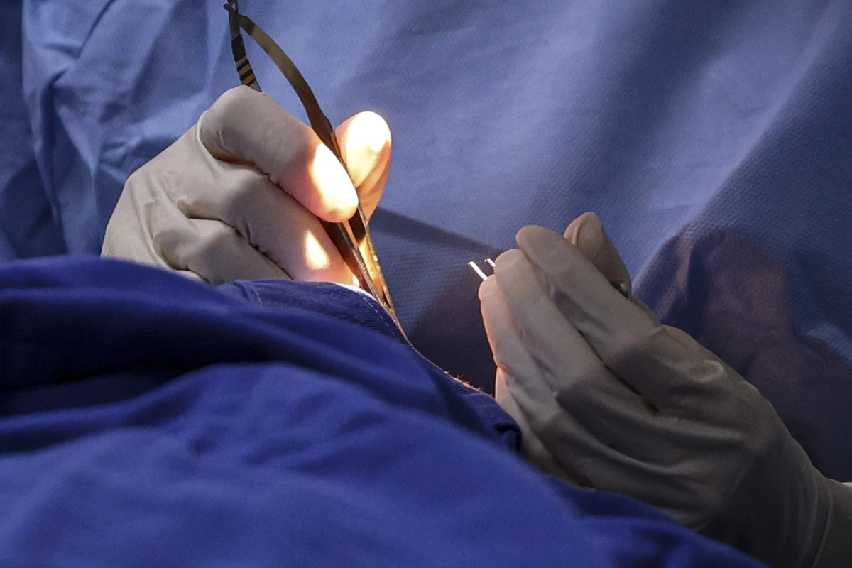 Médico realizando procedimento cirúrgico