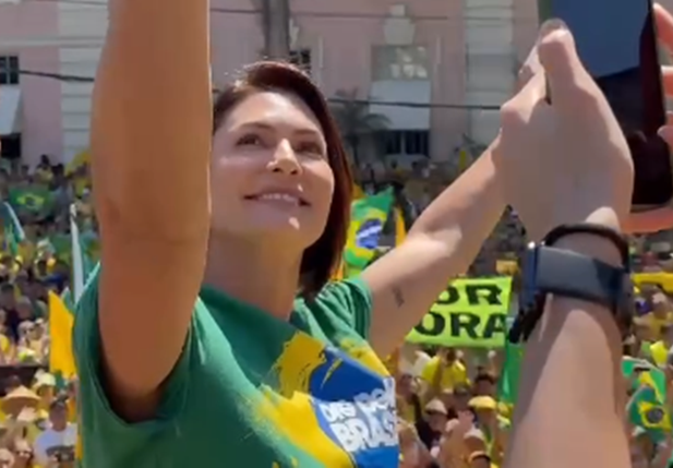 Michelle Bolsonaro participa de protesto contra Moraes e Lula em Belém