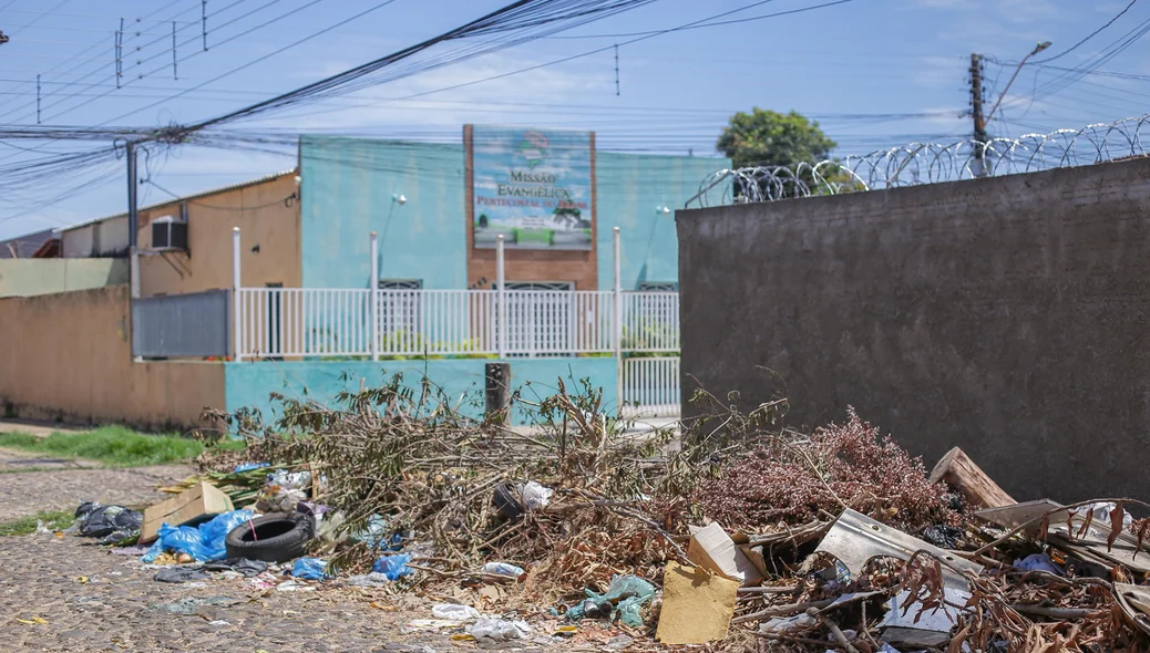 Moradores reclamam de mal cheiro vindo de lixo