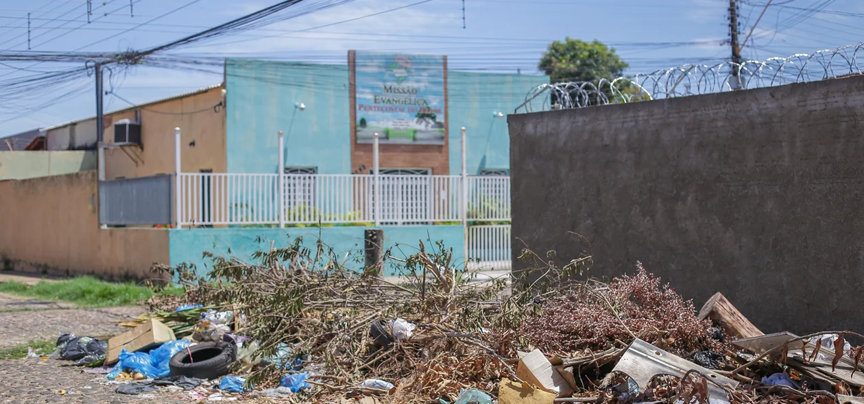 Moradores reclamam de mal cheiro vindo de lixo