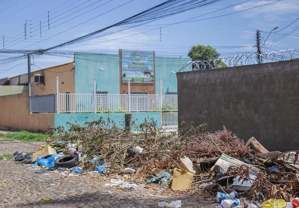 Moradores reclamam de mal cheiro vindo de lixo