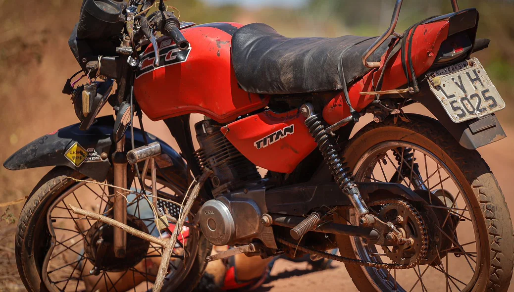 Motocicleta da vítima no local do acidente