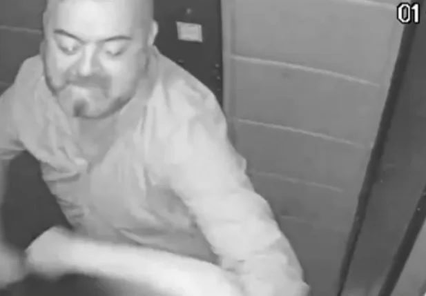 Nas imagens registradas mostram o momento em que Cleber desfere socos no rosto da companheira