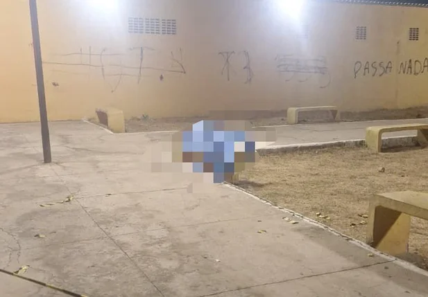 O adolescente foi encontrado no banco da praça
