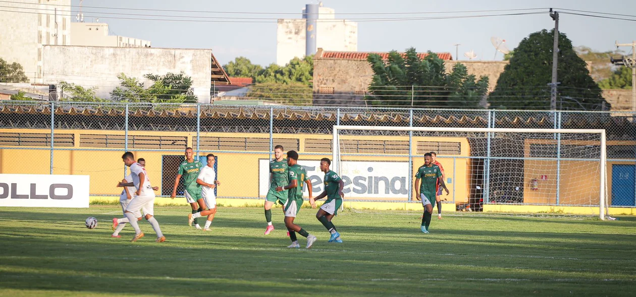 O jogo ocorreu no Lindolfo Monteiro