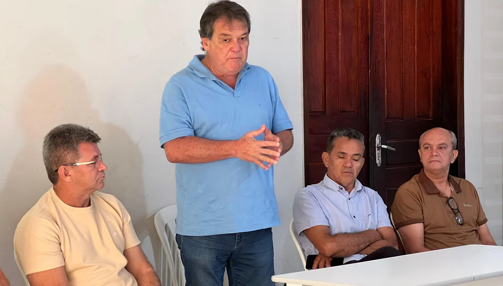 O prefeito esteve no local