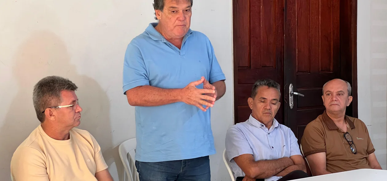 O prefeito esteve no local