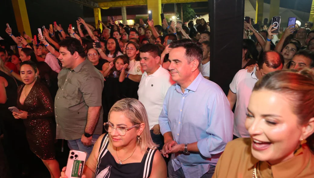 O senador ao lado de aliados