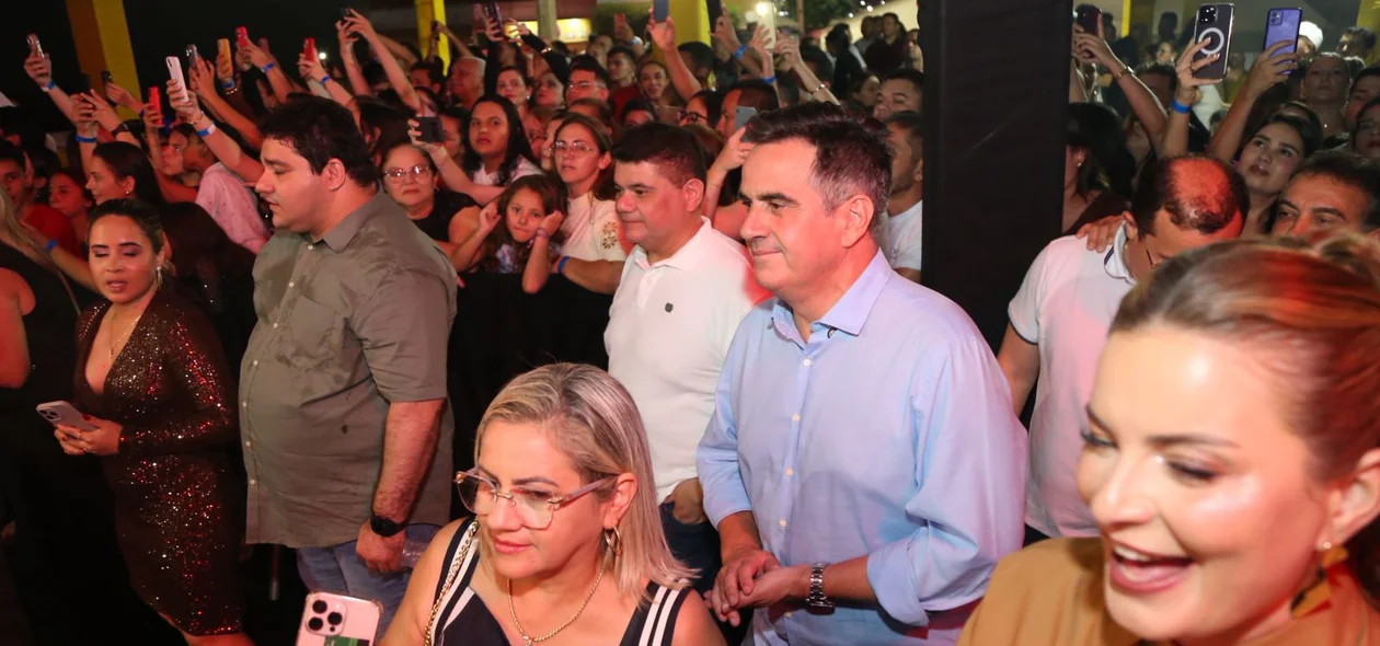 O senador ao lado de aliados