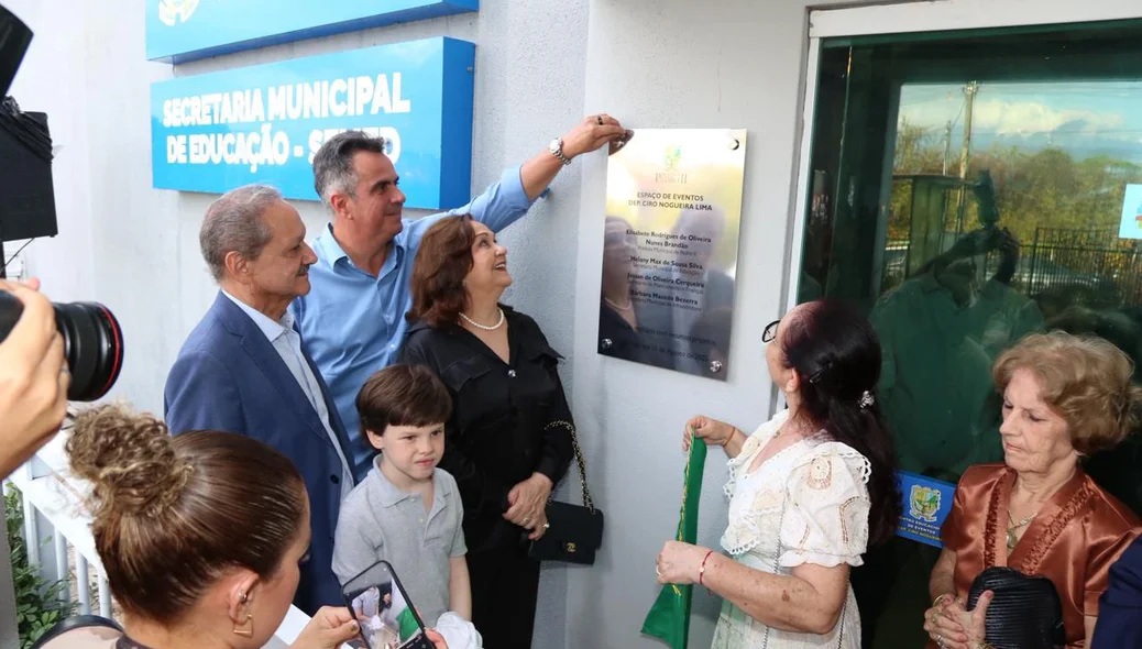O senador prestigiando a inauguração