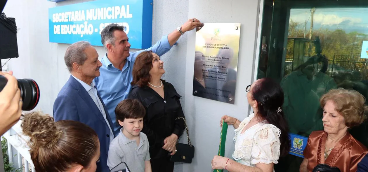 O senador prestigiando a inauguração