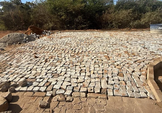 Obra de pavimentação do Idepi avança em Ipiranga do Piauí e ultrapassa 80% de execução