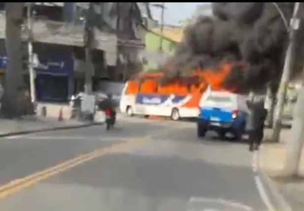 Ônibus foi incendiado durante ação dos criminosos