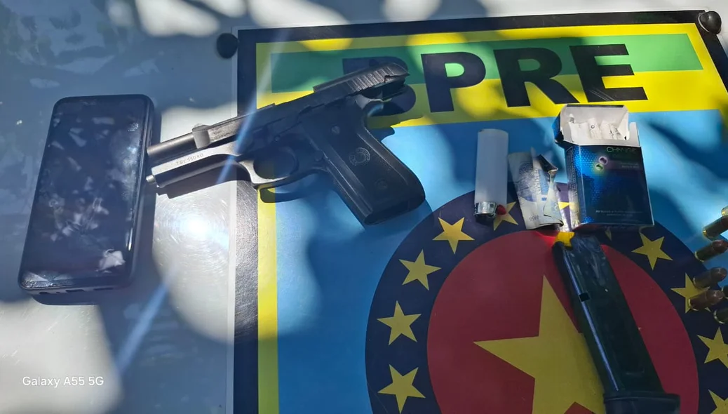 Os agentes encontraram uma pistola Taurus PT 917, calibre .40