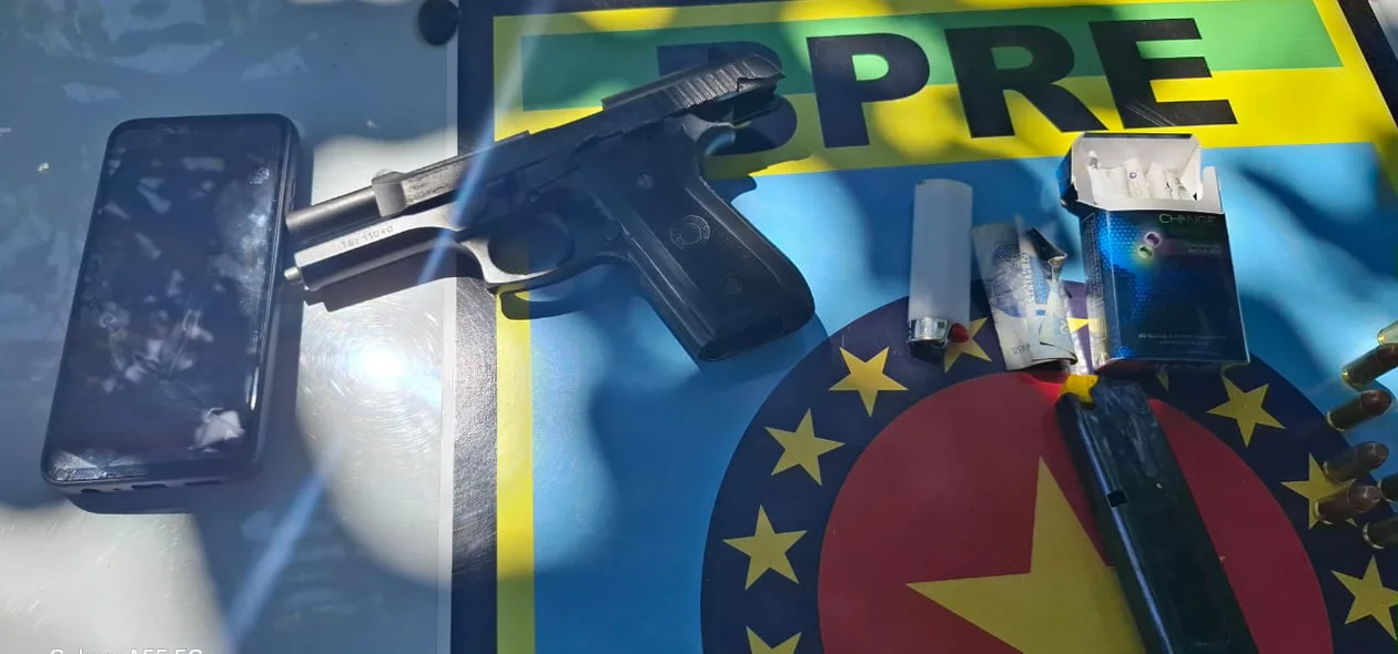 Os agentes encontraram uma pistola Taurus PT 917, calibre .40