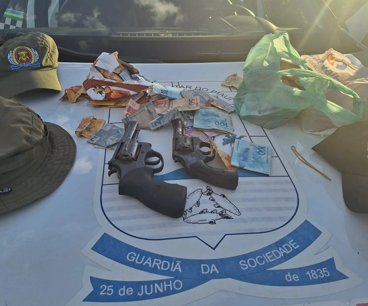 Os policiais encontraram dinheiro, armas e diversos objetos levados das vítimas