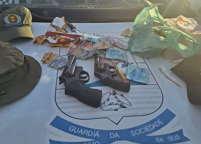 Os policiais encontraram dinheiro, armas e diversos objetos levados das vítimas
