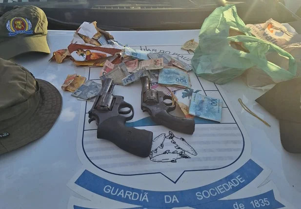 Os policiais encontraram dinheiro, armas e diversos objetos levados das vítimas