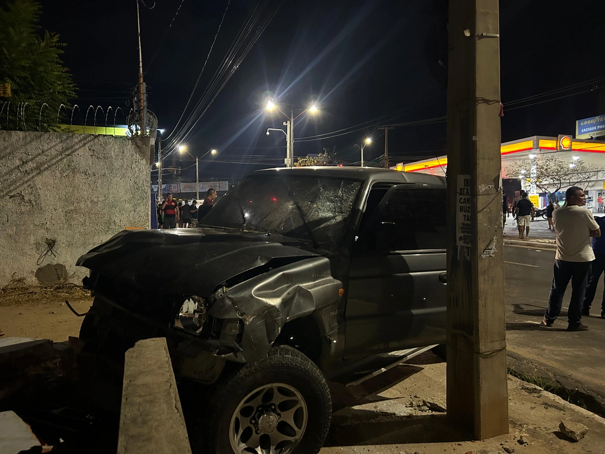 Pajero colidiu contra um poste