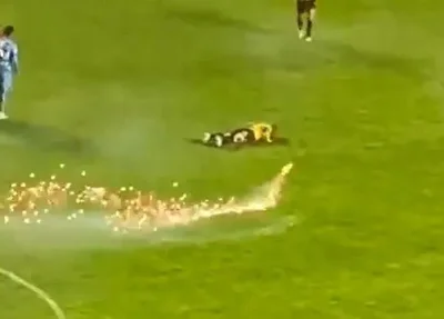 Partida de futebol é marcada por fogos de artifício