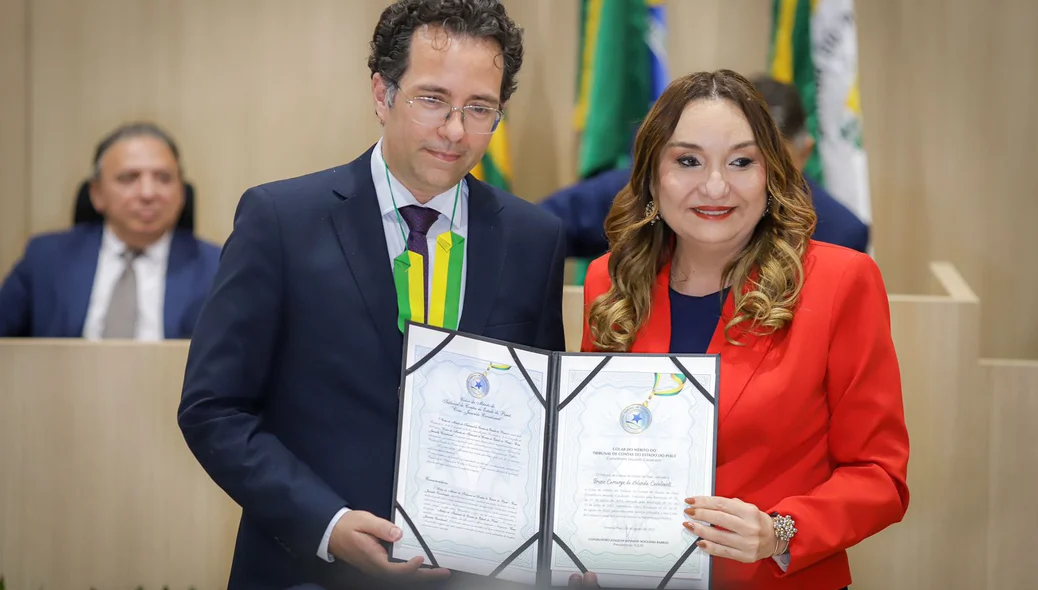 Personalidades da administração pública recebendo a homenagem