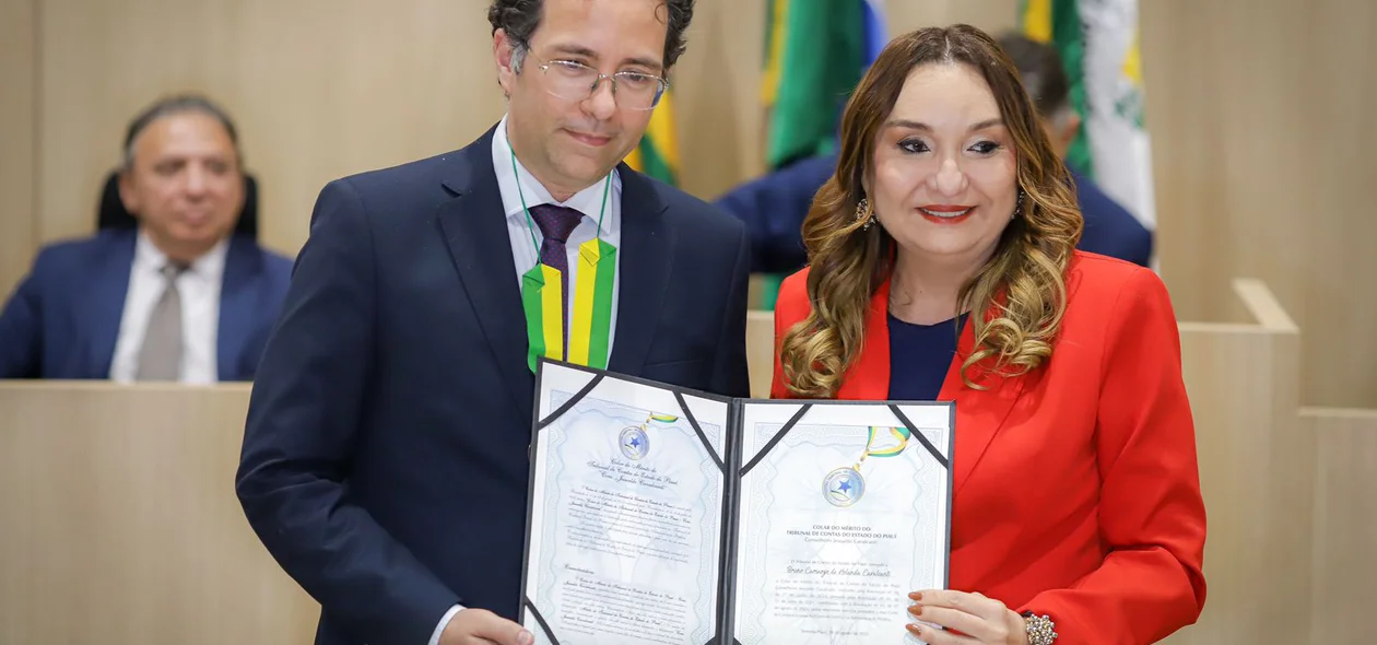 Personalidades da administração pública recebendo a homenagem