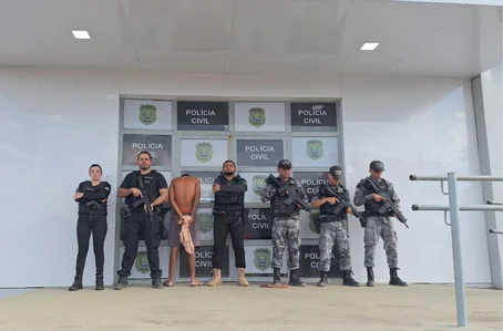 Policiais após prisão do suspeito