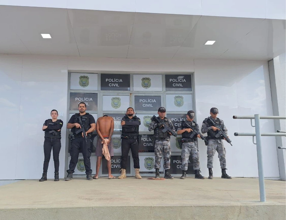 Policiais após prisão do suspeito