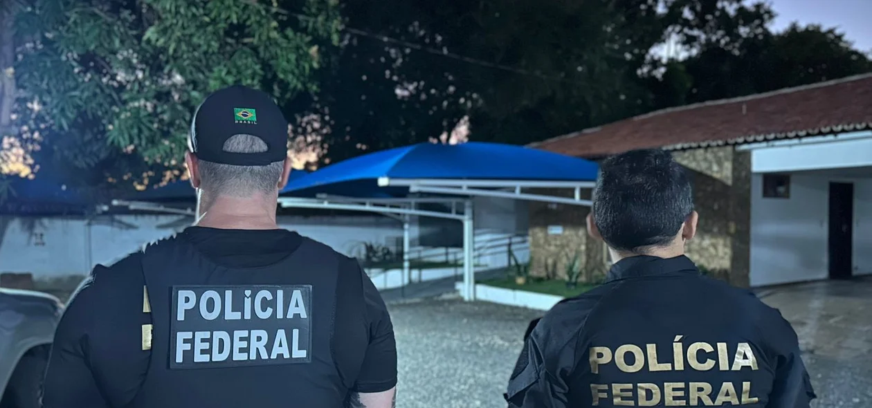 Policiais cumprindo mandados