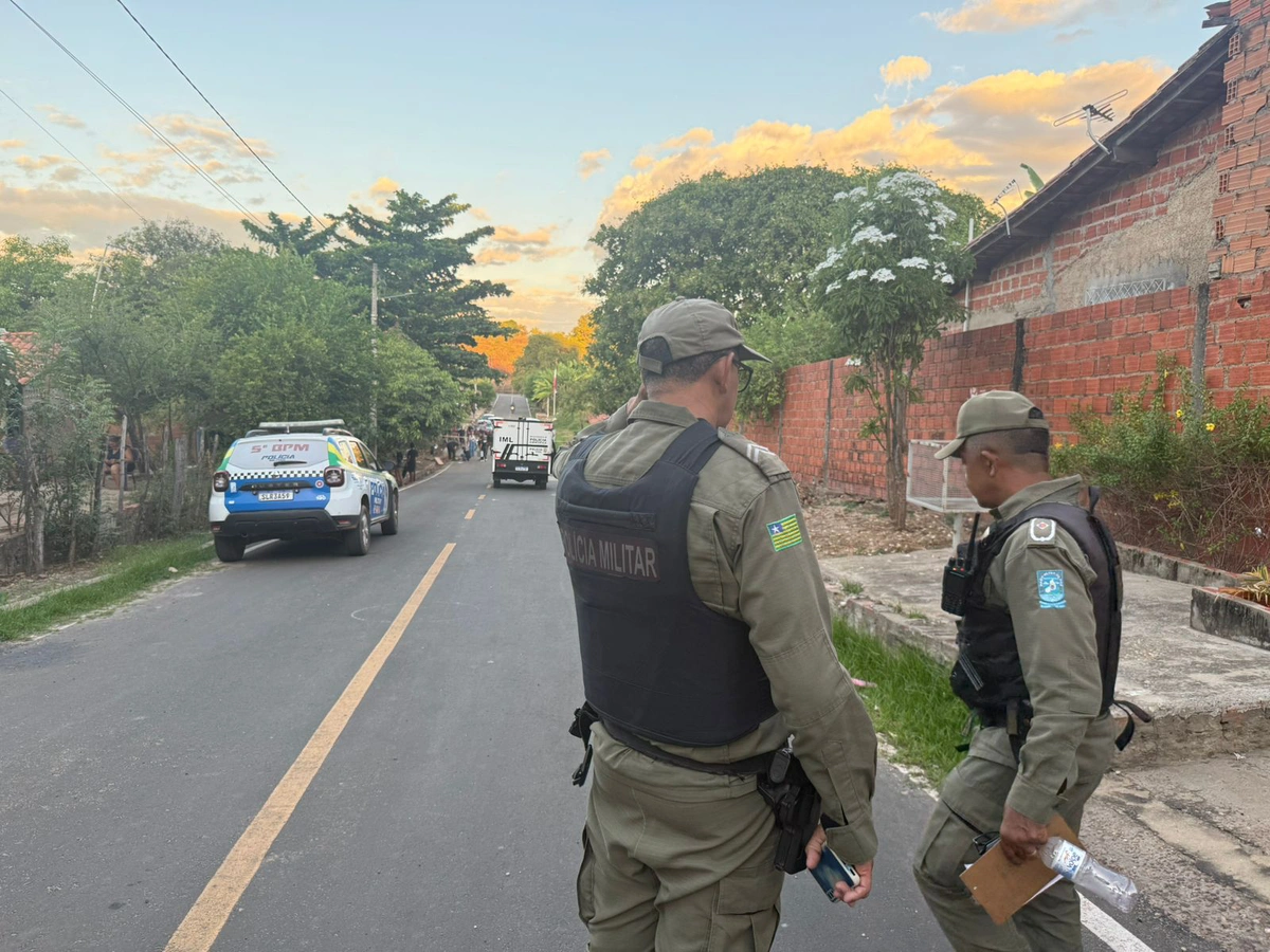 Policiais militares no local do crime
