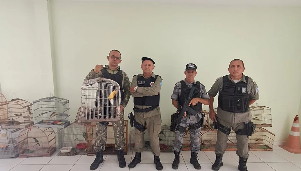 Policiais que participaram do resgate dos animais