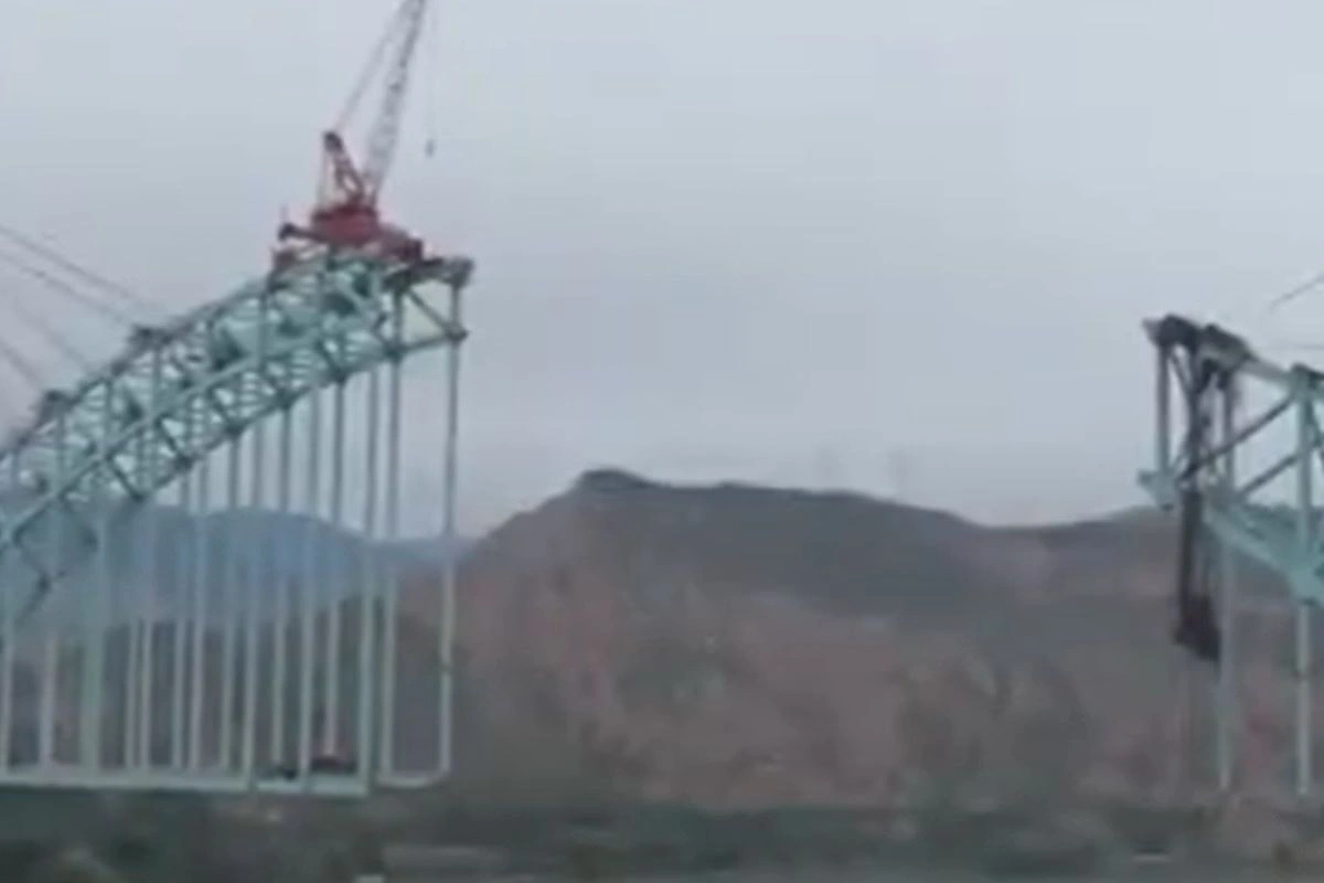 Ponte desaba na China e deixa 10 mortos