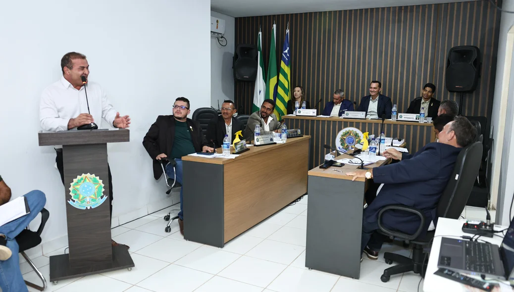 Prefeito de Curimatá participa de sessão extraordinária e discute projetos voltados à área social