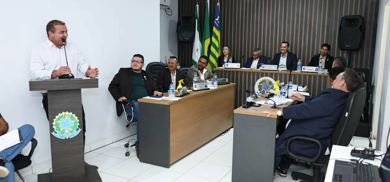 Prefeito de Curimatá participa de sessão extraordinária e discute projetos voltados à área social
