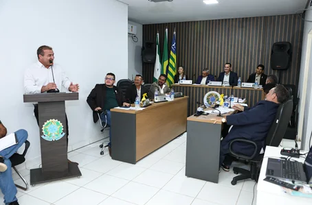 Prefeito de Curimatá participa de sessão extraordinária e discute projetos voltados à área social