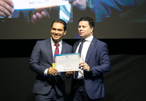 Prefeito de Uruçuí recebe homenagem do TJ durante Congresso das Cidades em Teresina