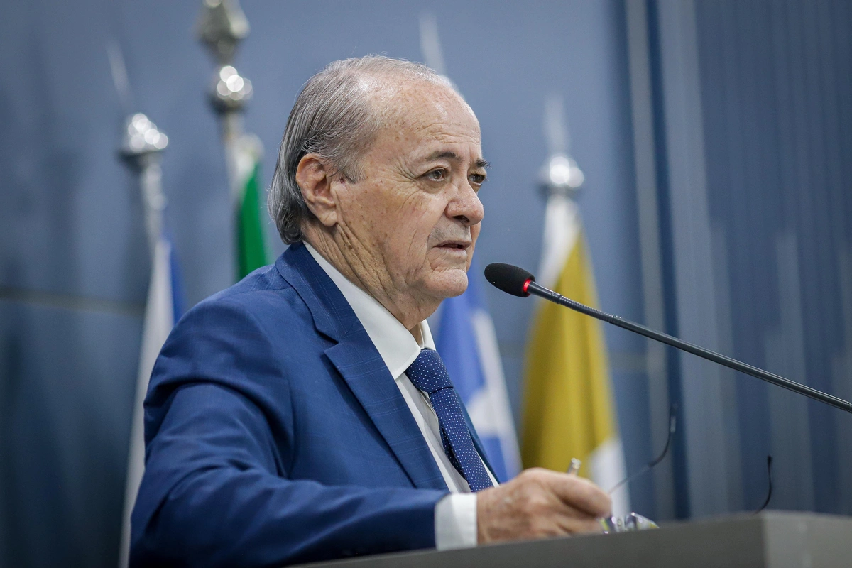 Prefeito Sílvio Mendes durante solenidade na Câmara Municipal