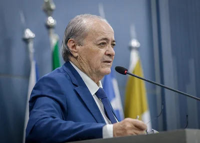 Prefeito Sílvio Mendes durante solenidade na Câmara Municipal