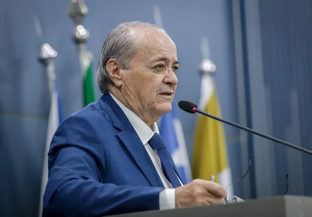 Prefeito Sílvio Mendes durante solenidade na Câmara Municipal