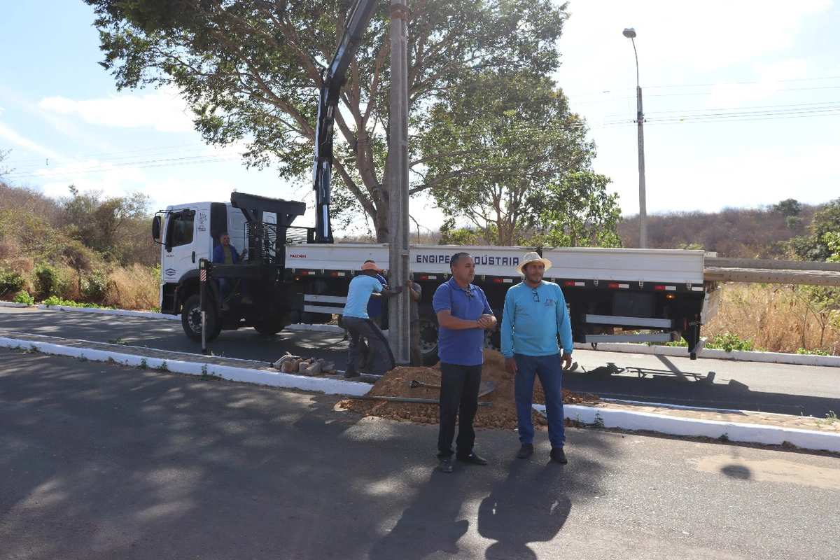 Prefeito Zé Barbosa visita obras de iluminação na Avenida Irmã Caldas em São João da Varjota