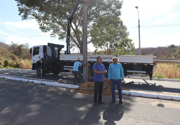 Prefeito Zé Barbosa visita obras de iluminação na Avenida Irmã Caldas em São João da Varjota
