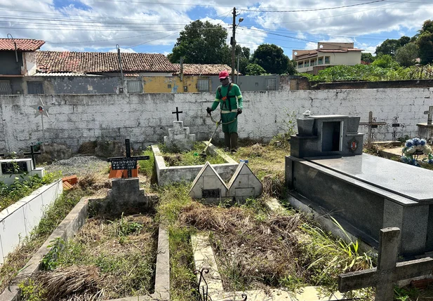 Prefeitura realiza limpeza do Cemitério São João Batista em Esperantina