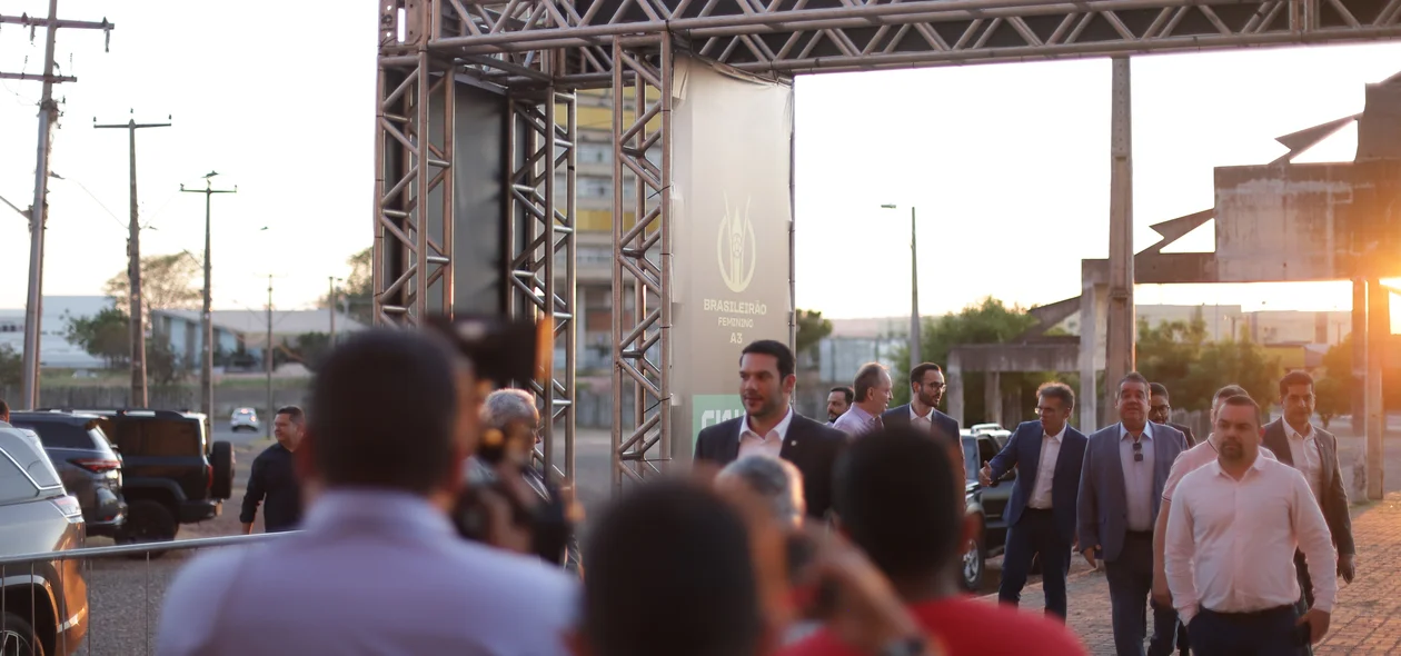 Presidente da CBF chega para visitar o estádio Albertão