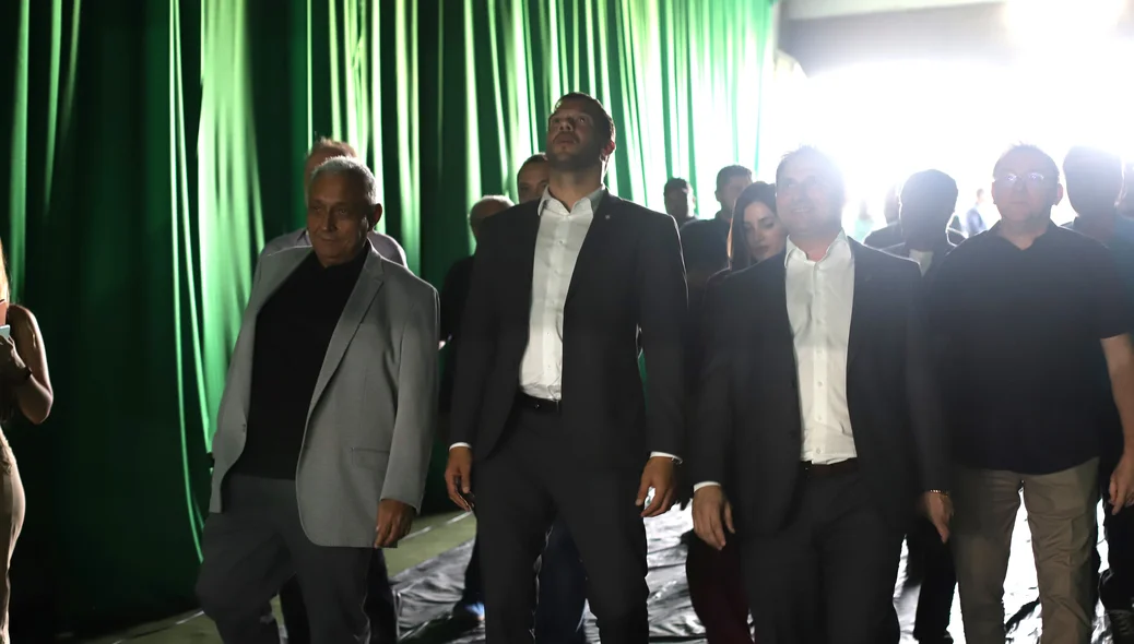Presidente da CBF observa estrutura do Albertão