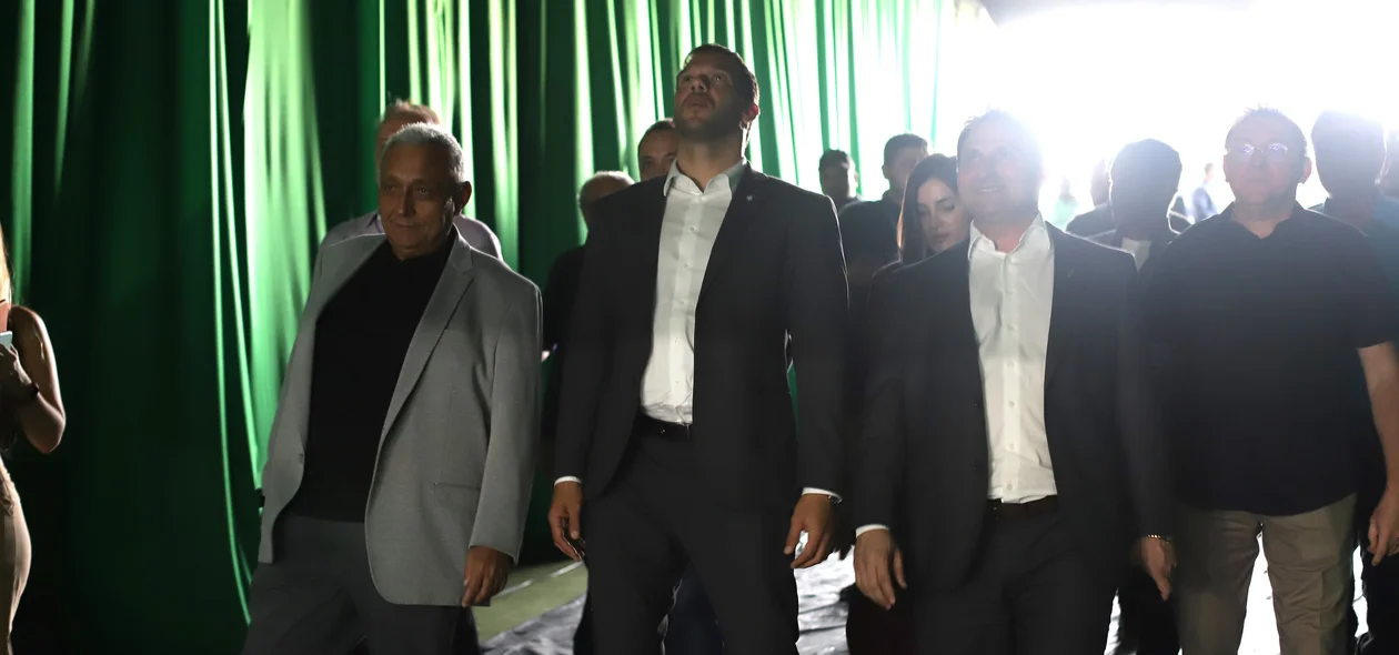 Presidente da CBF observa estrutura do Albertão