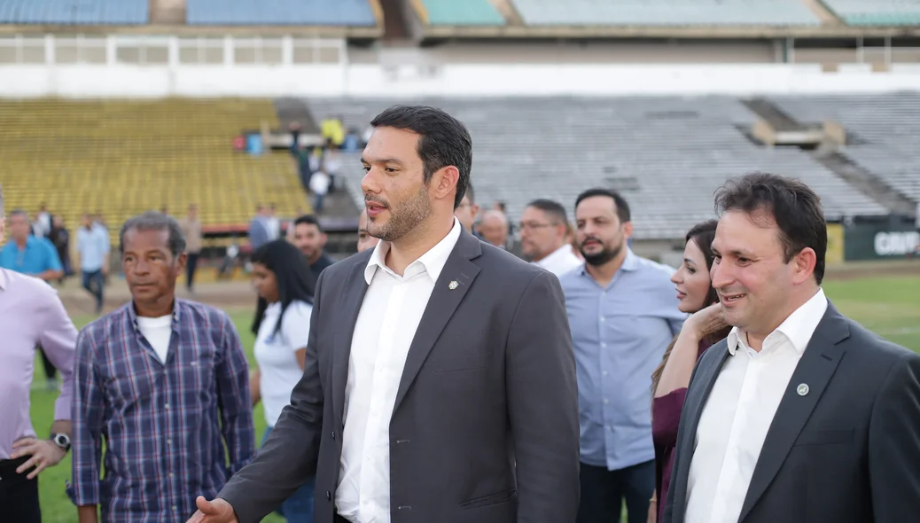Presidente da CBF visitando o estádio Albertão