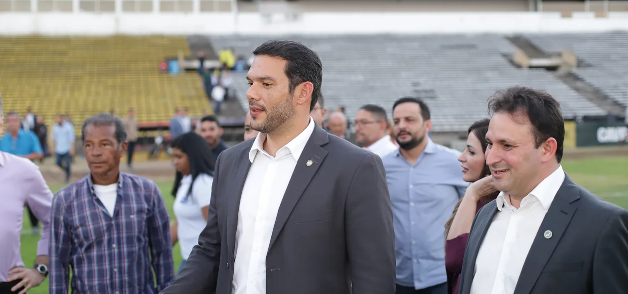 Presidente da CBF visitando o estádio Albertão