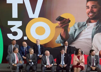 Presidente Lula e autoridades do governo durante cerimônia de lançamento da TV 3.0